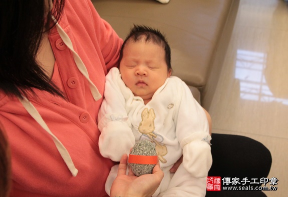 剃胎毛、滿月剃頭、嬰兒剃頭、嬰兒理髮、嬰兒剃髮、嬰兒剃胎毛、嬰兒滿月剃頭、寶寶剃頭、剃胎毛儀式、剃胎毛吉祥話、滿月剃頭儀式、滿月剃頭吉祥話、寶寶剃胎毛、寶寶滿月剃頭理髮、 台北中山區剃胎毛、台北中山區滿月剃頭、 台北中山區嬰兒剃頭剃胎毛、台北中山區嬰兒理髮、台北中山區嬰兒剃髮、楊寶寶(台北中山區到府嬰兒寶寶滿月剃頭理髮、免費到府嬰兒剃胎毛儀式吉祥話)。到府剃頭剃胎毛主持、專業拍照、DVD光碟、證書。★購買「臍帶章、肚臍章、胎毛筆刷印章」贈送：剃頭、收涎、抓周，三選一。2016.01.13 照片5